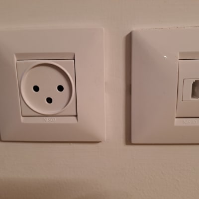 שקע חשמל ושקע תקשורת על קיר לבן