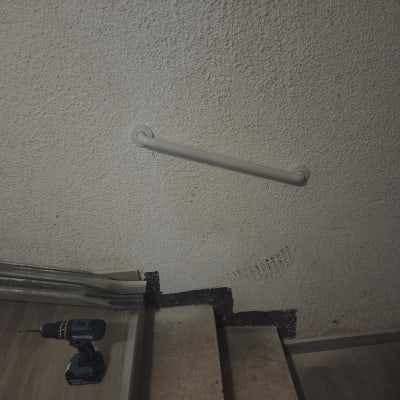 מקדחה ומעקה מותקן על קיר בטון