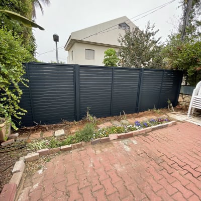 גדר אלומיניום אפורה עם לוחות אופקיים