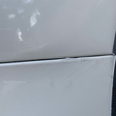 שריטות על צבע רכב לבן