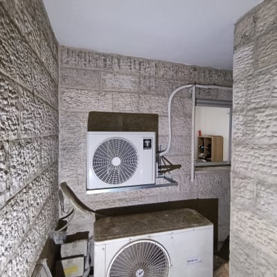 יחידת מיזוג אוויר מותקנת על קיר חיצוני