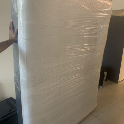 מזרן עטוף בניילון מוכן להובלה