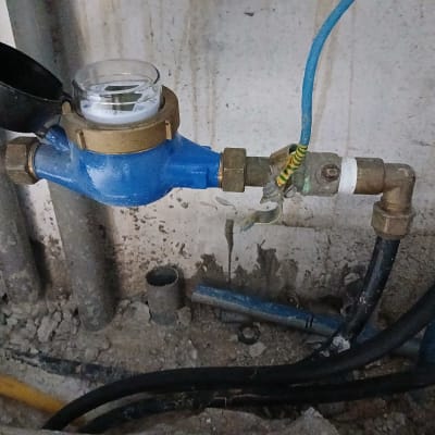 מד מים כחול עם צינורות וחיבורים