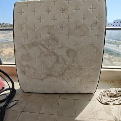 מזרן מלוכלך על רצפה עם צינור ומטלית