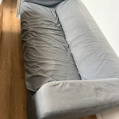 ספה אפורה על רצפת עץ