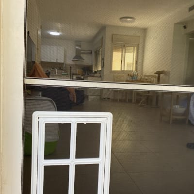 חלון אלומיניום עם מסגרת לבנה