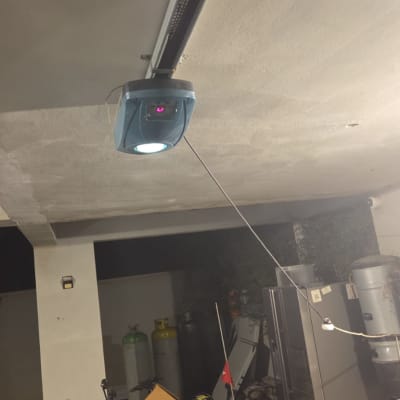 מנוע חשמלי לשער מותקן בתקרה