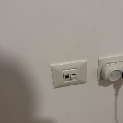 שקעי רשת וחשמל על קיר לבן