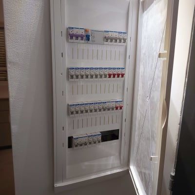 לוח חשמל פתוח עם מפסקים חשמליים שונים