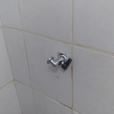 ברז מים מותקן על קיר אריחים