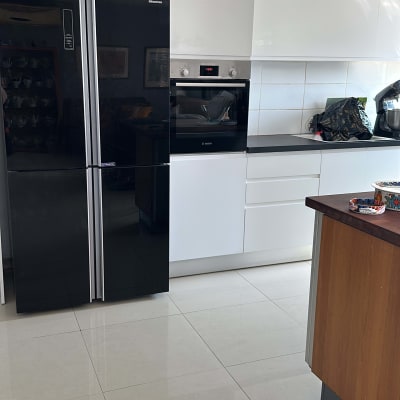 מטבח נקי עם רצפה מבריקה וארונות מסודרים