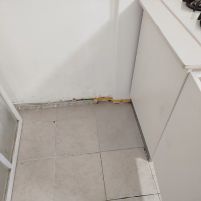 צינור גז צהוב ליד קיר במטבח