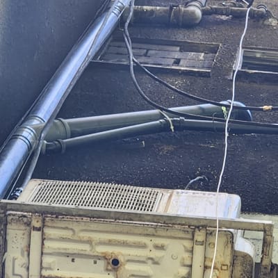 יחידת מיזוג אוויר חיצונית עם צינורות וחוטים