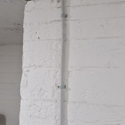 שקעי חשמל מותקנים על קיר לבן עם כבל מחובר