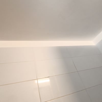 אריחי קרמיקה מותקנים על קיר חדר אמבטיה