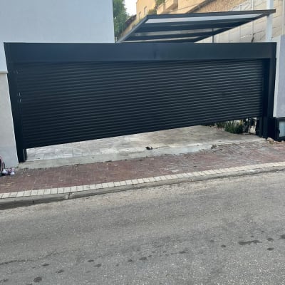 תריס מתכת שחור סגור על חניה פרטית