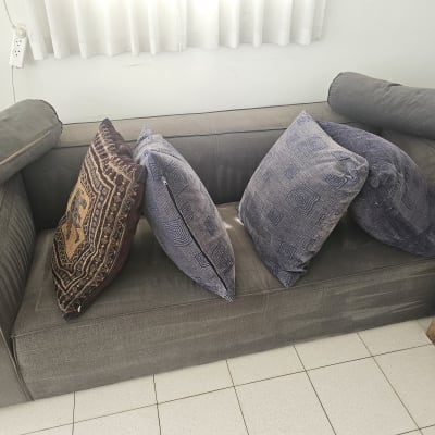 ספה עם כריות שונות, ללא אנשים או טקסט.