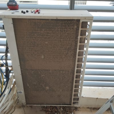 יחידת מיזוג אוויר עם כלים על גג