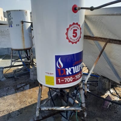 דוד שמש עם מדבקת אחריות על גג