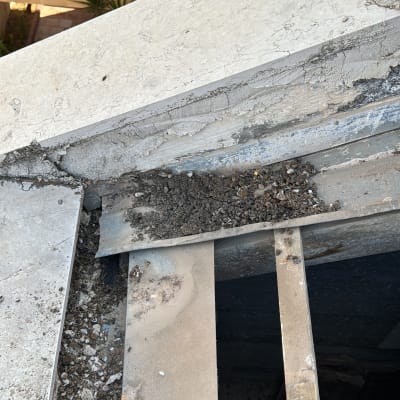 גג בטון עם סדקים ופסולת על פני השטח
