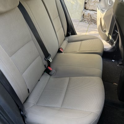 מושב רכב נקי לאחר ניקוי יסודי