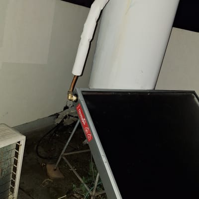 דוד שמש עם צינור מבודד ומחבר מתכת