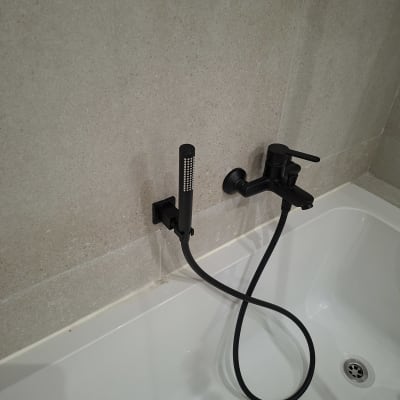 ברז אמבטיה שחור עם צינור ומקלחת יד