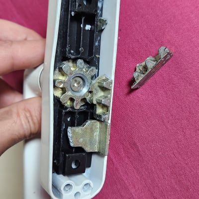 חלקי מנגנון של תריס עם גלגלי שיניים שבורים