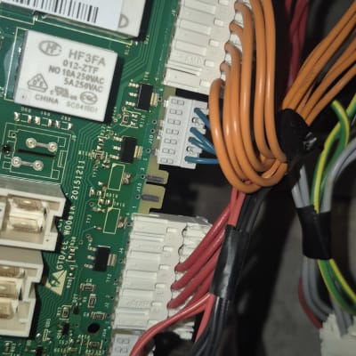 לוח מעגלים חשמלי עם חוטים צבעוניים מחוברים