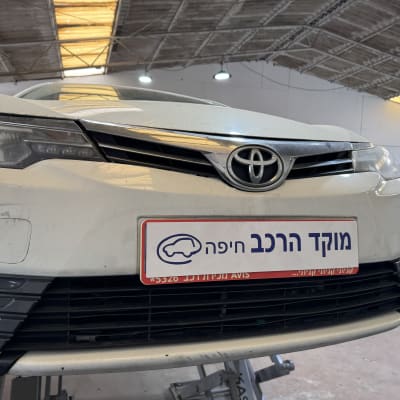 רכב במוסך עם שלט מוקד הרכב חיפה