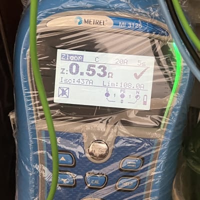 מד מתח חשמלי עם תצוגה דיגיטלית וכפתורים