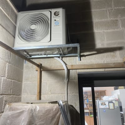 יחידת מיזוג אוויר מותקנת על קיר חיצוני