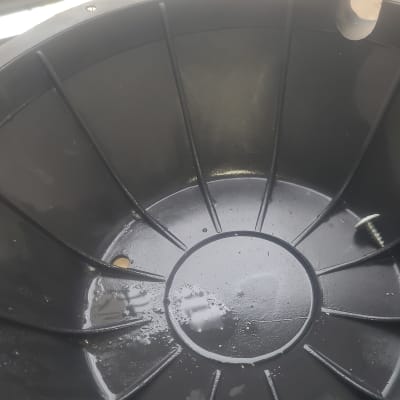 פנים דוד שמש עם טיפות מים וברגים