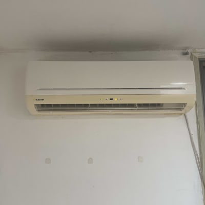 מזגן מותקן על קיר לבן