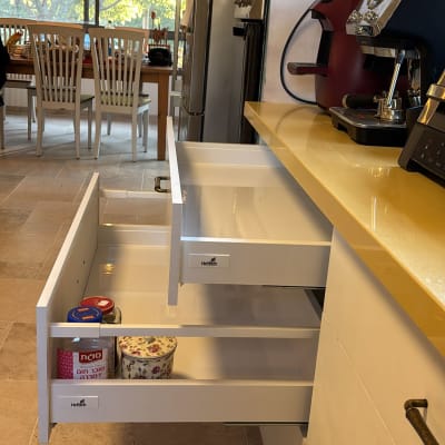 מגירות מטבח פתוחות עם מוצרי אחסון