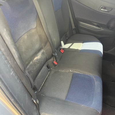 מושב רכב מלוכלך לפני ניקוי