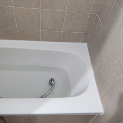 אמבטיה עם אריחי קרמיקה על הקירות