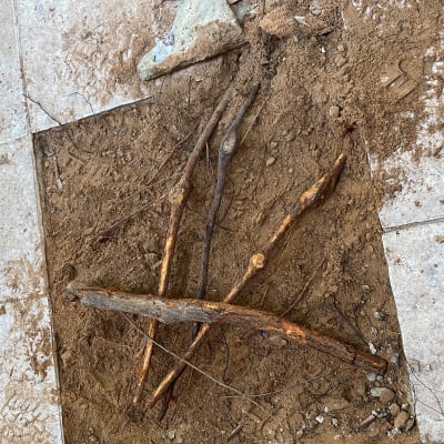 כלי עבודה חשמלי ומרית על רצפה עם אדמה