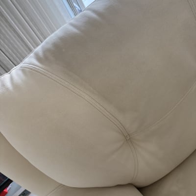 ספה בהירה עם תפרים נראית מקרוב