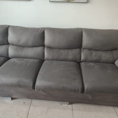 ספה אפורה עם כתמים קלים על הריפוד