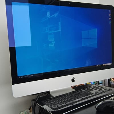 מחשב שולחני עם מסך מקלדת ועכבר על שולחן עבודה