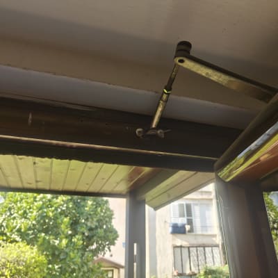 מנגנון דלת פתוחה עם נוף חיצוני