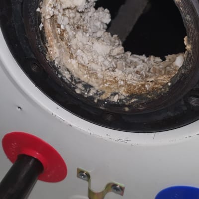 חלק פנימי של דוד שמש עם הצטברות אבנית