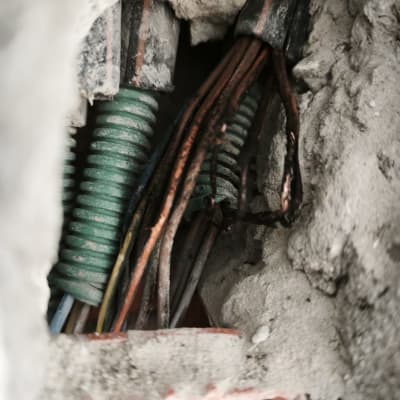 חוטי חשמל בתוך קיר עם צינורות ירוקים