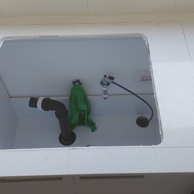 משטח שיש עם חור לכיור וכלי עבודה מונחים בצד