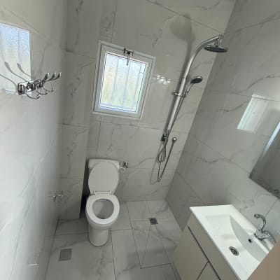 חדר אמבטיה משופץ עם מקלחת, כיור ואסלה