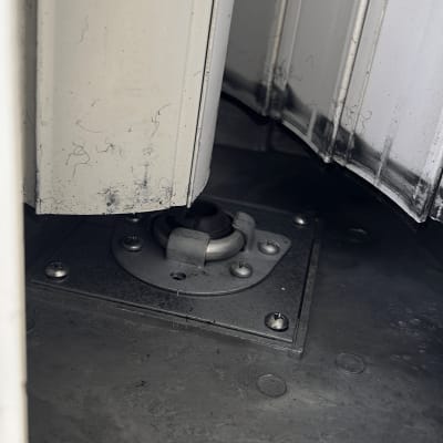 חלק תחתון של תריס עם מסגרת מתכת וברגים