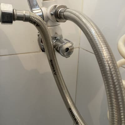 צינור מתכת מחובר לברז עם שסתום