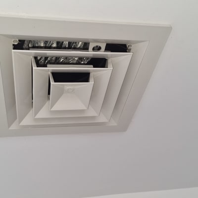 פתח אוורור של מערכת מיזוג אוויר בתקרה