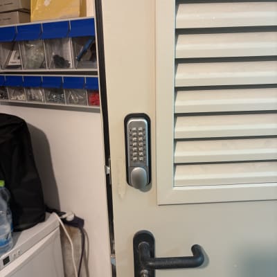 מנעול דלת עם לוח מקשים בחדר עבודה